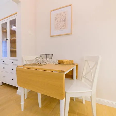 New Modern 2nd Floor Tesalónica