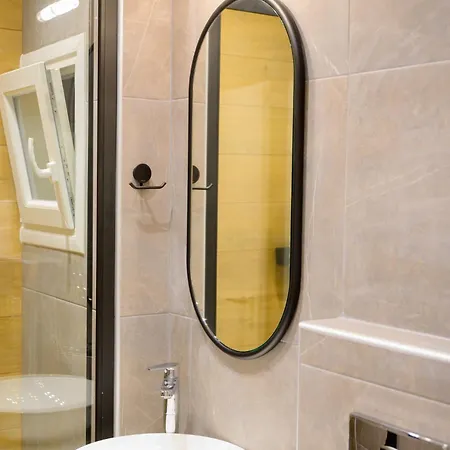 New Modern 2nd Floor *