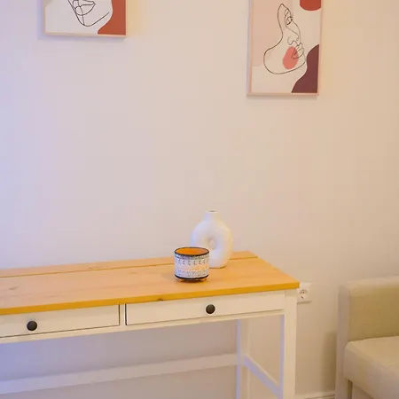 New Modern 2nd Floor Apartment *