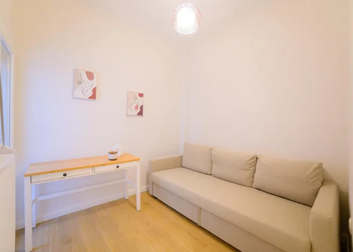 New Modern 2nd Floor *